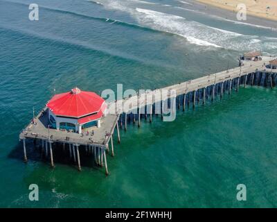 Luftaufnahme von Huntington Pier, Strand und Küste während sonnigen Sommertag Stockfoto