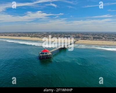 Luftaufnahme von Huntington Pier, Strand und Küste während sonnigen Sommertag Stockfoto