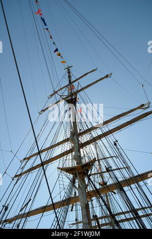 Mast und Takelage auf der USCG Eagle ist ein dreimastiger Segelbark Heimat ported an der Coast Guard Academy in New London, Connecticut. Stockfoto