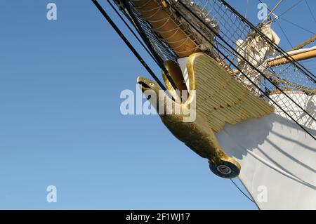 Eagle-Galionsfigur der USCG Eagle, einer dreimastigen Segelbarke mit Heimathafen in New London, Connecticut. Stockfoto