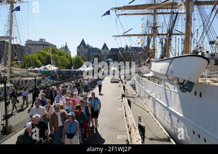 Eine Menge Leute bei Tall Ships Victoria warten darauf, an Bord der USCG Eagle, eine dreimastige Segelbarke mit 21.350 Quadratfuß Segel. Stockfoto