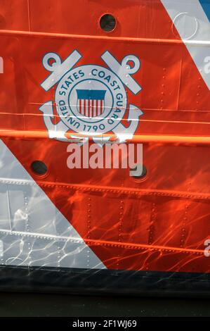 Das Abzeichen der United States Coast Guard auf der USCG Eagle ist eine dreimastige Segelbarke. Victoria, British Columbia, Kanada Stockfoto