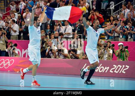 LONDON OLYMPISCHE SPIELE 2012 - BASKETBALL ARENA , LONDON (DE) - 12/08/2012 - FOTO : POOL / KMSP / DPPIHANDBALL MÄNNER - FINALE - SCHWEDEN V FRANKREICH - NIKOLA KARABATIC (FRA) - DIDIER DINART (FRA) Stockfoto