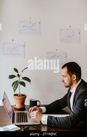 Konzentrierter Geschäftsmann, der im Büro am Laptop arbeitet Stockfoto
