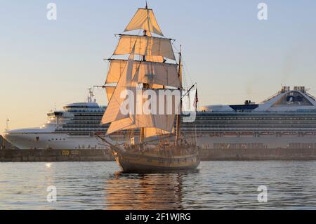 Die Topsail Ketch Hawaiian Chieftain ist eine Nachbildung eines typischen europäischen Handelshändlers der Wende des 19. Jahrhunderts. Stockfoto