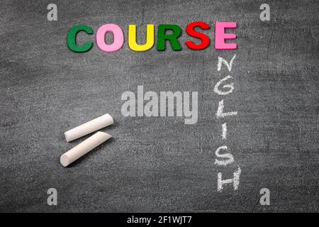 Englisch Kurskonzept. Farbige Buchstaben des Alphabets auf einem dunklen Kreidetafel. Stockfoto