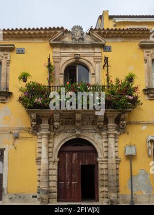 Gelbe Fassade des Palazzo Pizzo, Palazzolo Acreide Stockfoto