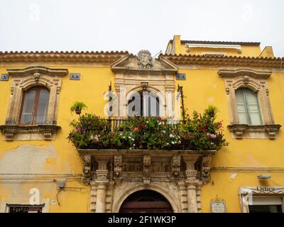 Gelbe Fassade des Palazzo Pizzo, Palazzolo Acreide Stockfoto