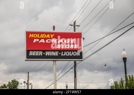 Lawrenceville, GA / USA - 07 06 20: Holiday Package Store Schild Stockfoto