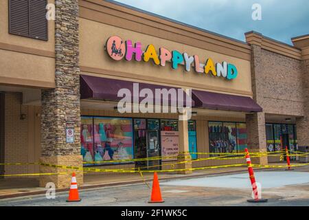 Lawrenceville, GA / USA - 07 06 20: Happyland Store Eingang und Schild Stockfoto