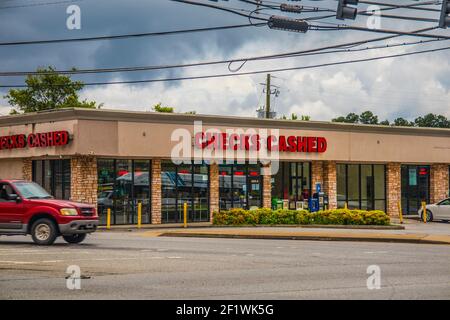 Lawrenceville, GA / USA - 07 06 20: Urban Checks cashed Business Stockfoto