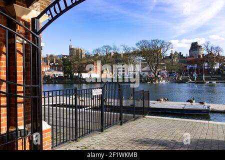 Blick von Thameside über die Themse in Richtung Windsor-Stadt und Windsor Castle, Berkshire, England, Großbritannien Stockfoto