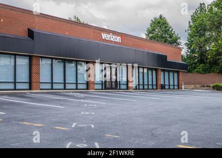 Gwinnett County, GA / USA - 05 25 20: Verizon Schild und Eingang Stockfoto