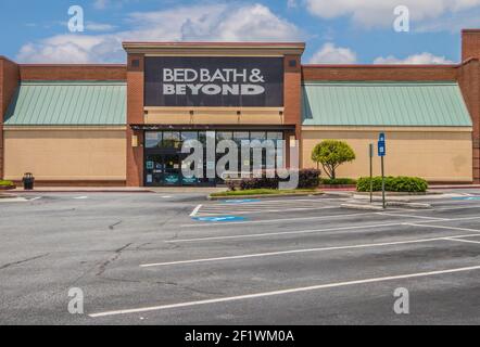 Gwinnett County, GA / USA - 05 25 20: Bed Bath & Beyond Store Front Schild und Eingang Stockfoto