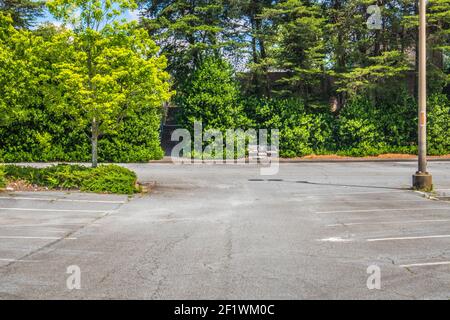 Gwinnett County, GA / USA - 05 25 20: Altes Sofa hinter einem Gebäude weggeworfen Stockfoto