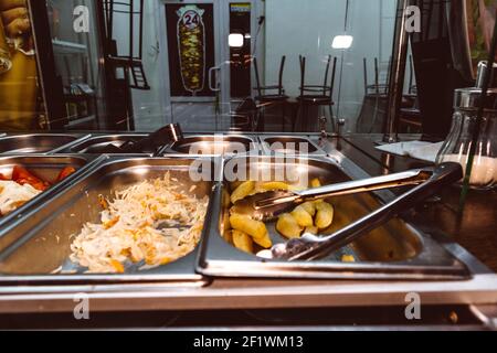Marmite mit Essen im Speisesaal koreanisches Karotten-Sauerkraut Kartoffel Stockfoto