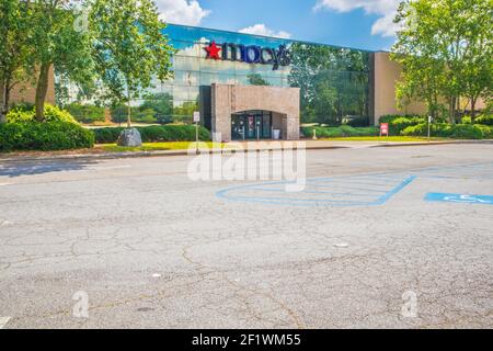 Gwinnett County, GA / USA - 05 25 20: Eingang Macy's am Gwinnett Place Einkaufszentrum Seitenansicht Stockfoto