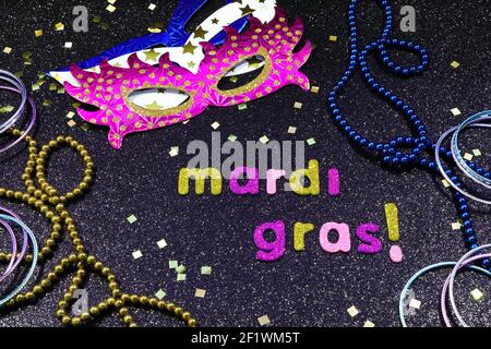 Mardi Gras Party Masken Mit Schmuck Und Konfetti Stockfoto