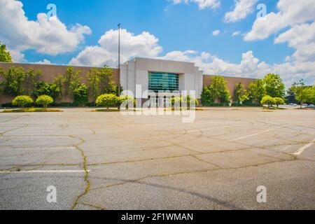 Gwinnett County, GA / USA - 05 25 20: Eingang zu einem geschlossenen Geschäft im Einkaufszentrum Gwinnett Place mit Bäumen Stockfoto