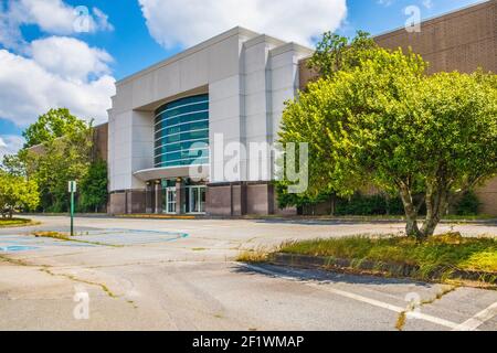 Gwinnett County, GA / USA - 05 25 20: Eingang zu einem geschlossenen Laden im Gwinnett Place Einkaufszentrum Seitenansicht Stockfoto