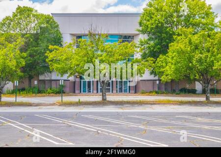 Gwinnett County, GA / USA - 05 25 20: Eingang zu einem geschlossenen Geschäft im Einkaufszentrum Gwinnett Place Stockfoto