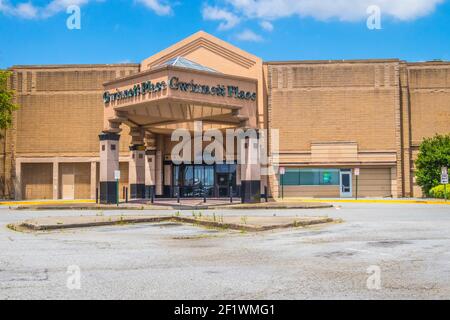 Gwinnett County, GA / USA - 05 25 20: Eingang zur Gwinnett Place Mall jetzt überwuchert mit Unkraut Stockfoto
