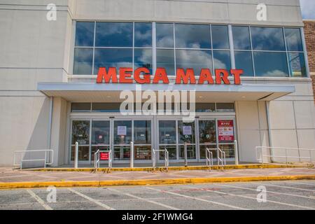 Gwinnett County, GA / USA - 05 25 20: Eingang zum Mega Mart in der Gwinnett Place Mall, die jetzt meist geschlossen ist Stockfoto