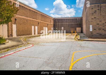 Gwinnett County, GA / USA - 05 25 20: Gwinnett Place Mall Ladefläche mit blauem Himmel und Wolken Stockfoto