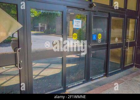 Gwinnett County, GA / USA - 05 25 20: Gwinnett Place Mall Schild an der Tür eines geschlossenen Ladens Stockfoto