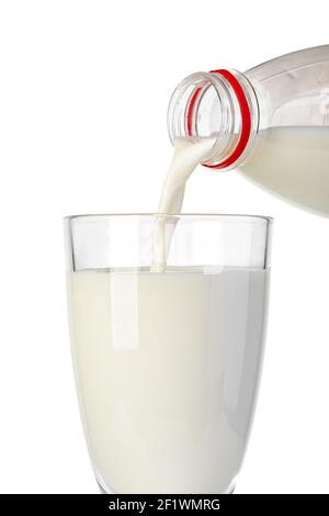 Milch aus der Flasche in ein Glas gießen Stockfoto
