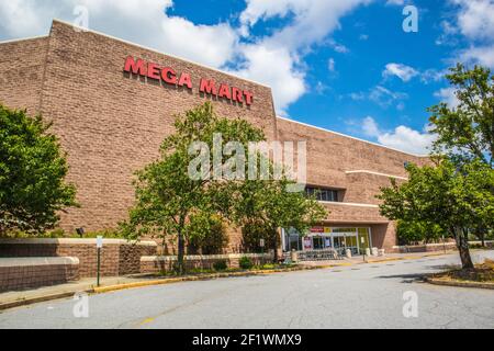 Gwinnett County, GA / USA - 05 25 20: Eingang zum Mega Mart in der Gwinnett Place Mall, die jetzt meist geschlossen ist Stockfoto