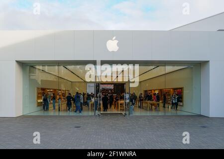 Apple-Einzelhandelsgeschäft, das iPhones, iPads und mehr in elegant gestalteten Räumen verkauft. Stockfoto