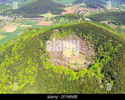 Der Vulkan Santa Margarida ist ein erloschener Vulkan im Comarca von Garrotxa, Katalonien, Spanien. Stockfoto