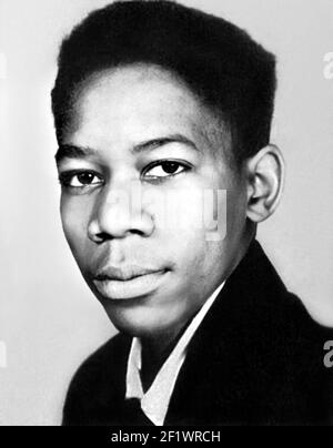 1954 , USA : der gefeierte amerikanische Schauspieler MORGAN FREEMAN ( geboren 1 juni 1937 ), als war jung , im Alter von 17 , an der High School . Unbekannter Fotograf .- GESCHICHTE - FOTO STORICHE - ATTORE - FILM - KINO - personalità da giovane giovani - Persönlichkeit Persönlichkeiten als jung war - ATTORE --- ARCHIVIO GBB Stockfoto