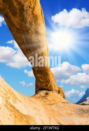 Malerische Steinbögen und Felsen Stockfoto