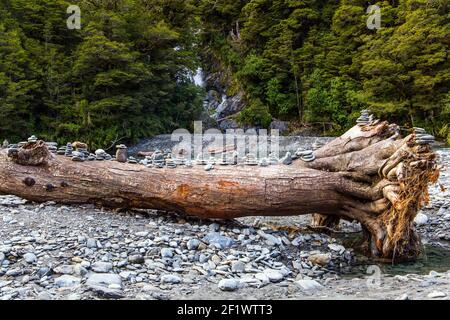 Malerische trockene Schnecke und Steinpyramiden Stockfoto