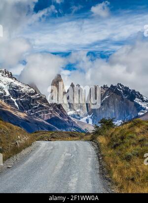 Schotterpiste in den Torres del Paine Stockfoto