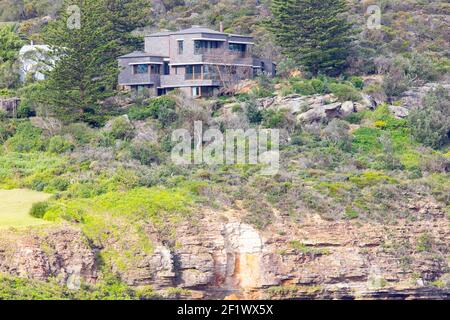 Haus an der Küste von Sydney auf einer Klippe mit Felsrutsche Erosion findet unten statt, Sydney, Australien Stockfoto
