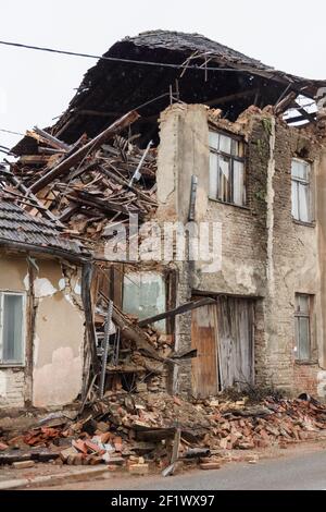 Ein katastrophales Erdbeben von 6,3 traf Petrinja und war in den meisten Ländern zu spüren. 7 Menschen starben während des Erdbebens.zerstörte Gebäude aufgrund EA Stockfoto
