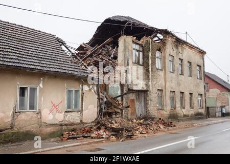 Ein katastrophales Erdbeben von 6,3 traf Petrinja und war in den meisten Ländern zu spüren. 7 Menschen starben während des Erdbebens.zerstörte Gebäude aufgrund EA Stockfoto