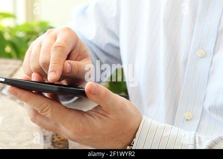 Mann mit Smartphone Stockfoto