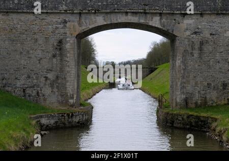 Steinbrücken auf dem Nivernais-Kanal, Pont a La Chaise, Nievre, Burgund, Frankreich Stockfoto