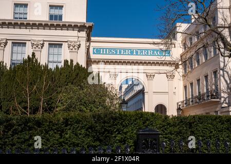 Bogeneingang zur Chester Terrace, Teil der denkmalgeschützten 1 Nash Terraces mit Blick auf den Regent's Park im Zentrum von London. Fotografiert an einem klaren Tag. Stockfoto