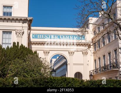 Bogeneingang zur Chester Terrace, Teil der denkmalgeschützten 1 Nash Terraces mit Blick auf den Regent's Park im Zentrum von London. Fotografiert an einem klaren Tag. Stockfoto