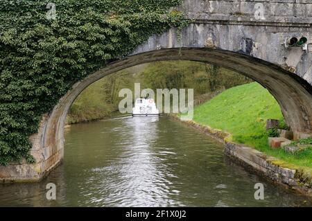 Anfahrt Über Pont Port Brule, Port Brûle, La Collancelle, Nievre, Burgund, Frankreich Stockfoto