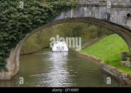 Pont Port Brule und Kanalboot, Port Brûle, La Collancelle, Nievre, Burgund, Frankreich Stockfoto