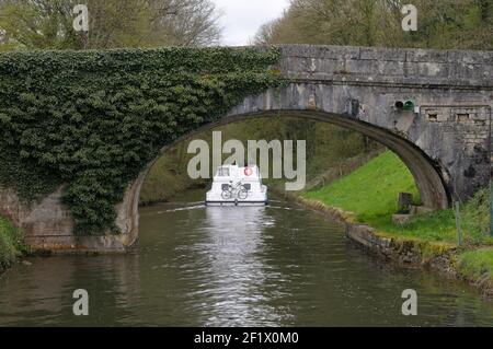 Alte Steinbrücke über die Nivernais, Pont Port Brule, Port Brûle, La Collancelle, Nievre, Burgund, Frankreich Stockfoto