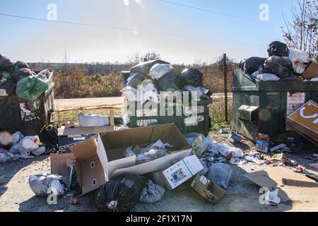 Burke County, GA USA - 12 27 20: Lokale Müllkippe überfüllt von Weihnachtsmüll und Abfall Sonnenstrahlen Stockfoto