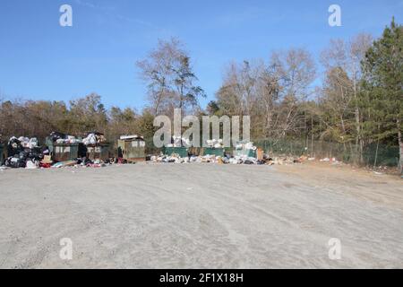 Burke County, GA USA - 12 27 20: Lokaler Dump überfüllt von Weihnachtsmüll und Abfall rechts Kopieplatz Stockfoto