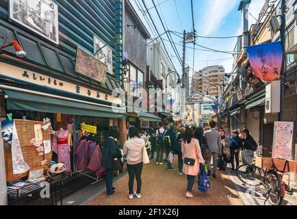 tokio, japan - april 05 2019: Altmodische Yanaka-Ginza-Einkaufsstraße mit Fußgängern, die gerne durch das traditionelle Retro bummeln und shoppen Stockfoto